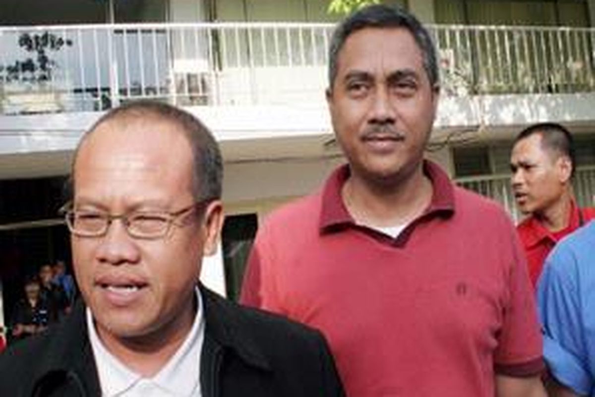 Tersangka kasus penggelapan dan penipuan Ari Muladi (tengah) didampingi pengacaranya Sugeng Teguh Santoso (kiri) usai mendatangi Kantor Lembaga Perlindungan Saksi dan Korban (LPSK). Jakarta, Rabu (4/11). Ari Muladi meminta perlindungan kepada LPSK sebagai saksi dalam kasus Bibit Samad Rianto dan Chandra M Hamzah.  