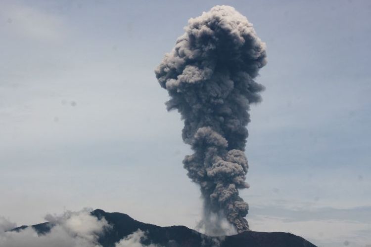 Penampakan erupsi Gunung Marapi Sumatera Barat beberapa waktu lalu. Pada Minggu (16/6/2024) malam gunung itu kembali mengalami erupsi. 