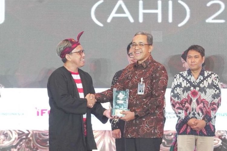 Kementerian Imipas meraih penghargaan tertinggi, yaitu Gold Winner pada Kategori Kanal Digital Subkategori Media Sosial Instagram, pada ajang AHI) 2025. Sekjen Kementerian Imipas Asep Kurnia menerima penghargaan tersebut secara langsung pada acara malam puncak AHI 2025 di Hotel JW Marriott Surabaya, Kamis (25/9/2025).