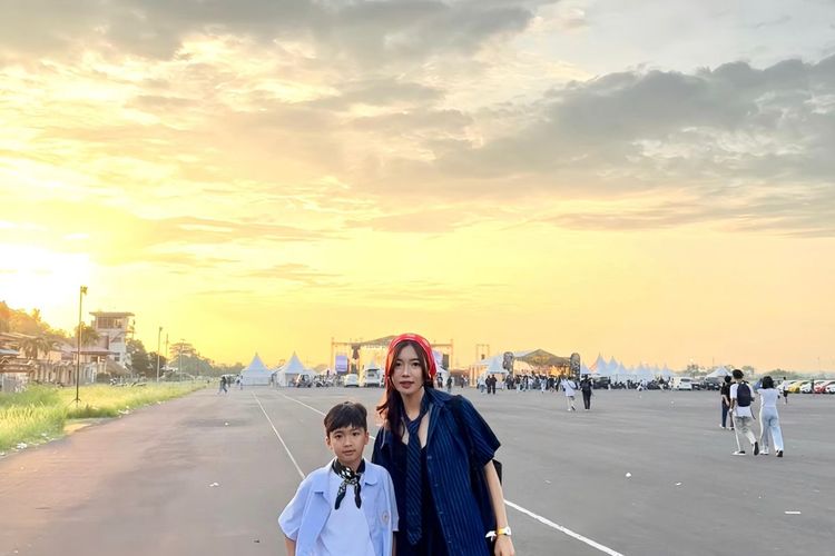 Rosita, ibu tunggal, menceritakan perjalanannya menjalani banyak peran, menghadapi rasa bersalah, dan membangun hidup bersama anaknya.