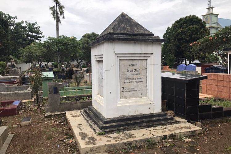 Sebuah bangunan makam bergaya Belanda di Taman Pemakaman Yayasan Lembaga Cornelis Chastelein (YLCC) di Jalan Kamboja, Pancoran Mas, Kota Depok, Jawa Barat pada Kamis (11/11/2021) siang.