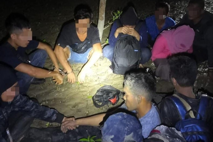 Badan Penegakan Maritim Malaysia (MMEA) menahan 18 imigran ilegal asal Indonesia, termasuk dua anak, yang berusaha menyelinap keluar dari Indonesia pada Kamis (16/2/2023).