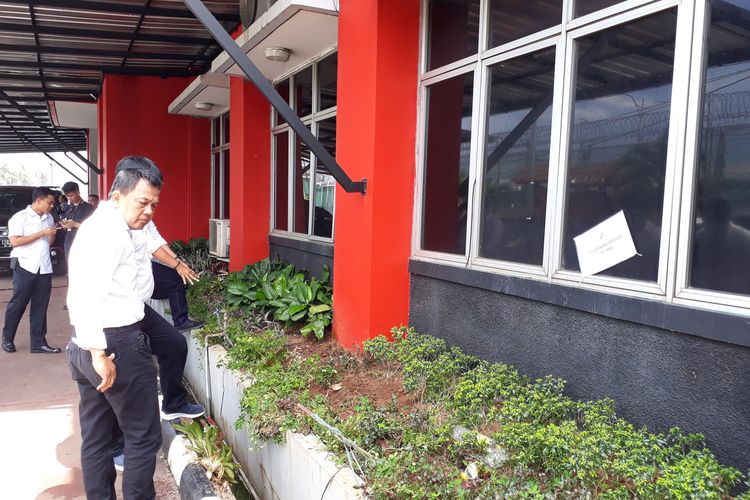 Sejumlah petugas kepolisian tengah dalam proses pencarian proyektil peluru yang ditembakkan ke kaca jendela salah satu ruangan di Rutan Kelas 1 Cipinang, Jakarta Timur, Senin (10/2/2020).