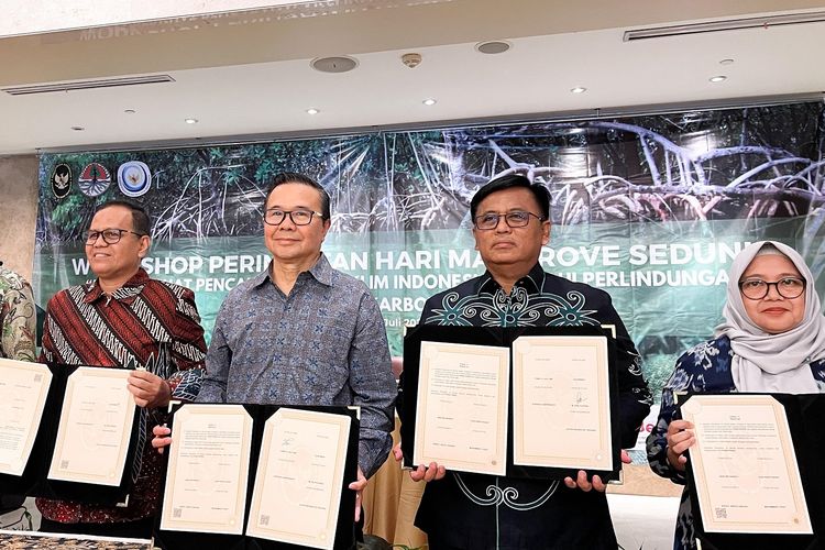 Direktur Health, Safety, Environment (HSE) Harita Nickel, Tonny Gultom (tengah, ketiga dari kanan) dalam acara penandatanganan perjanjian kerja sama (PKS) dengan Kementerian Koordinator Bidang Kemaritiman dan Investasi (Kemenko Kemaritiman) di Hotel Borobudur Jakarta, Kamis (25/7/2024). 