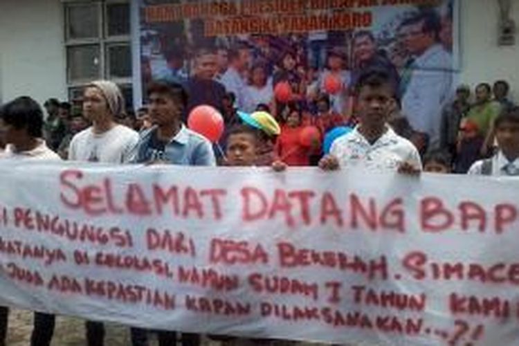 Ratusan pengungsi korban erupsi Sinabung mendapat bantuan logistik dan uang Rp 500.000 per kepala keluarga yang diserahkan langsung oleh Presiden Joko Widodo di gedung KNPI Karo di Jalan Pahlawan, Kabanjahe, Kabupaten Karo, Sumatera Utara, Rabu (29/10/2014).