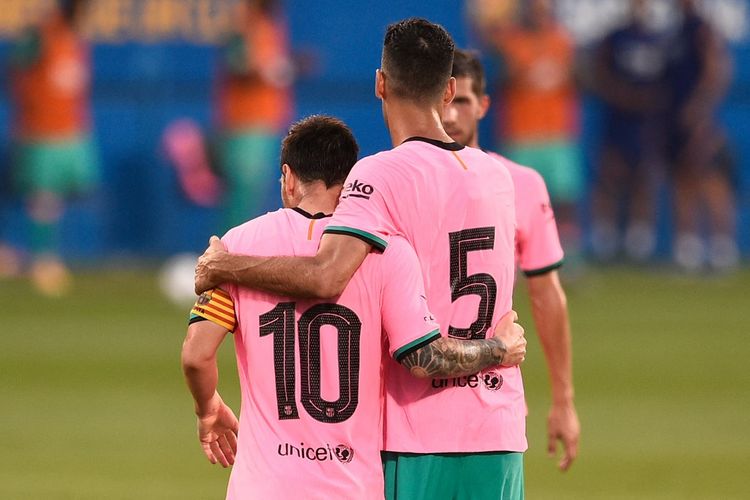 Sergio Busquets (kanan) merangkul Lionel Messi pada laga persahabatan pramusim kontra Girona di Stadion Johan Cruyff pada 16 September 2020.