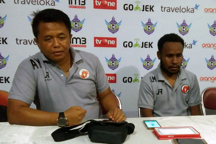 Pelatih Perseru Serui Agus Yuwono (kiri) dan Lukas Mandowen, usai pertandingan lawan Persegres Gresik United.