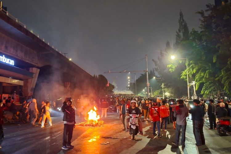 Massa Bakar Sampah dan Nyalakan Petasan di Slipi Jakbar, Dibalas Gas Air Mata Polisi