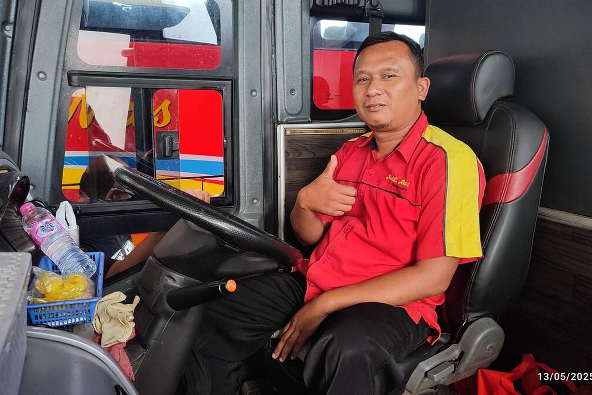 Muhamad Adib (44) warga Kabupaten Pasuruan Jawa Timur salah satu supir Medali Mas bercerita pengalamannya kepada Kompas.com saat ditemui di Terminal Harjamukti Kota Cirebon pada Selasa (13/5/2025) petang.