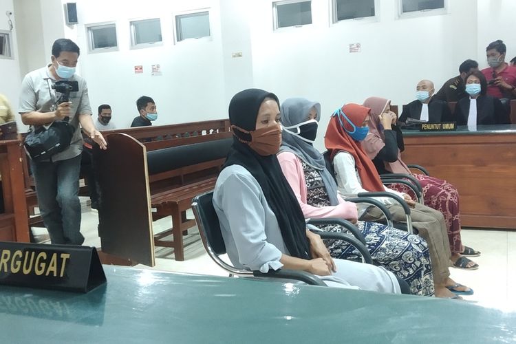 empat ibu rumah tangga terdakwa kasus pelemparan pabrik tembakau