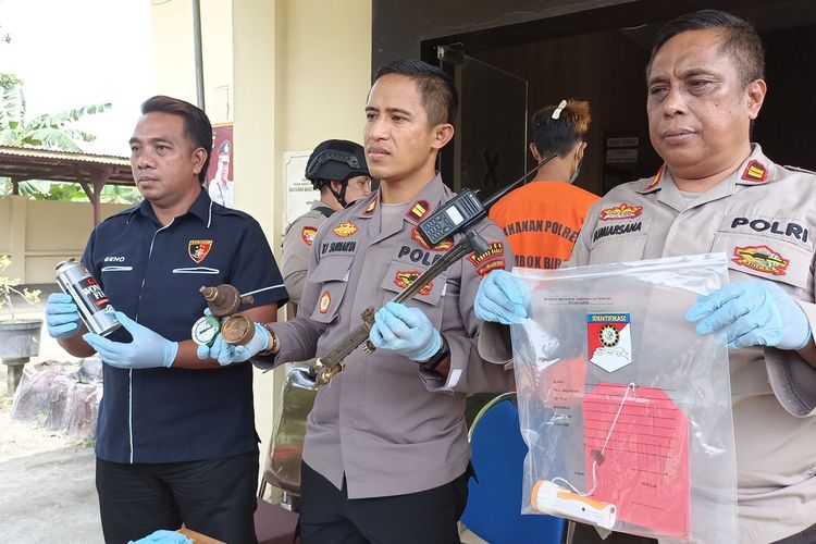 Suasana Jumpa pers Polsek Lembar kasus pencurian tiang Telkom di Lombok Barat