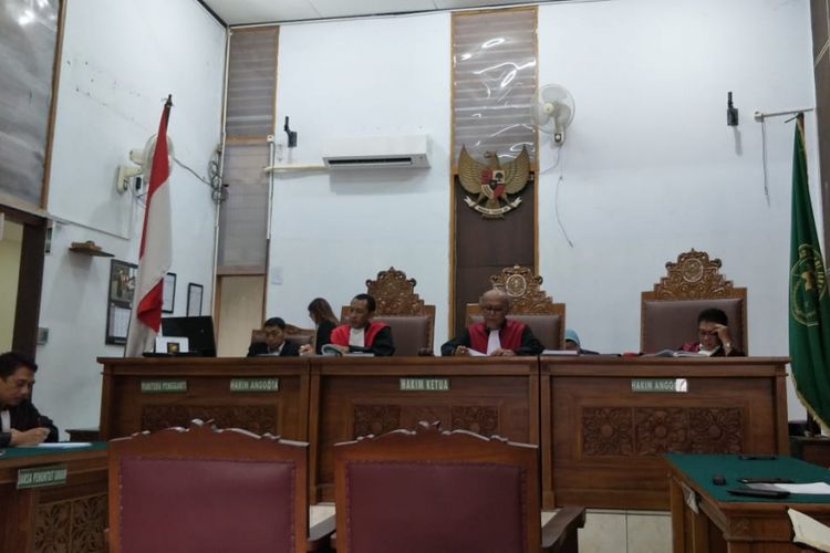 Suasana sidang pembacaan putusan untuk terdakwa Gatot Brajamusti alias Aa Gatot dalam kasus kepemilikan senjata api dan satwa langka di Pengadilan Negeri Jakarta Selatan, Kamis (12/7/2018). Gatot tidak hadir karena sakit stroke.