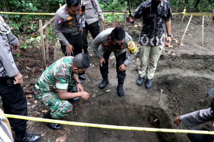 Sebanyak 26 granat yang diduga bekas milik pasukan pejuang kemerdekaan Republik Indonesia ditemukan terkubur tanah di pekarangan kosong milik warga Dusun Kambingan, Desa Dayu, Kecamatan Nglegok, Kabupaten Blitar, Jumat (11/11/2022)
