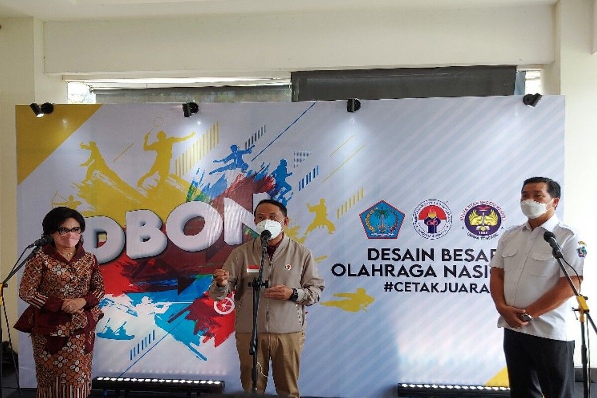 Menteri Pemuda dan Olahraga Zainudin Amali didampingi Wakil Gubernur Sulut Steven Kandouw dan Rektro Unima, saat memberikan keterangan pers di Hotel Peninsula Manado, Rabu (24/11/2021) pukul 11.40 Wita.