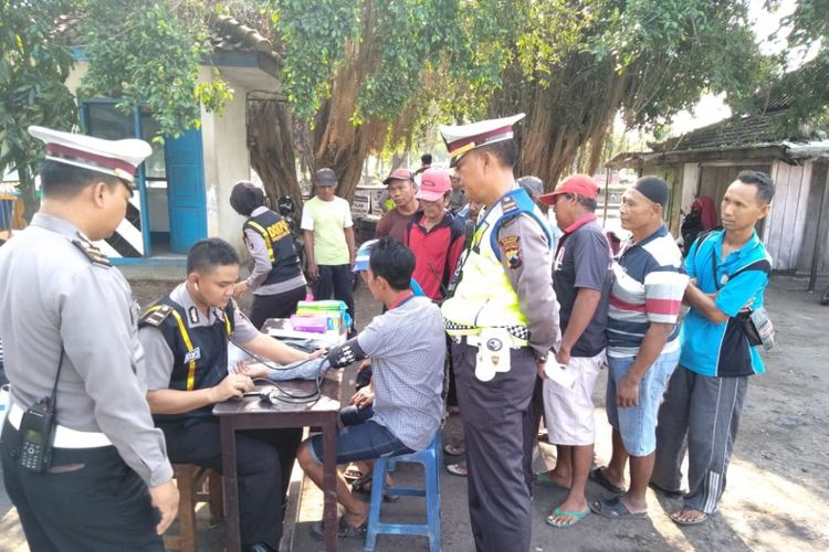 Petugas dari Urusan Kedokteran dan Kesehatan Polres Demak memeriksa para awak bus di Terminal Demak,  Selasa (5/6/2018)