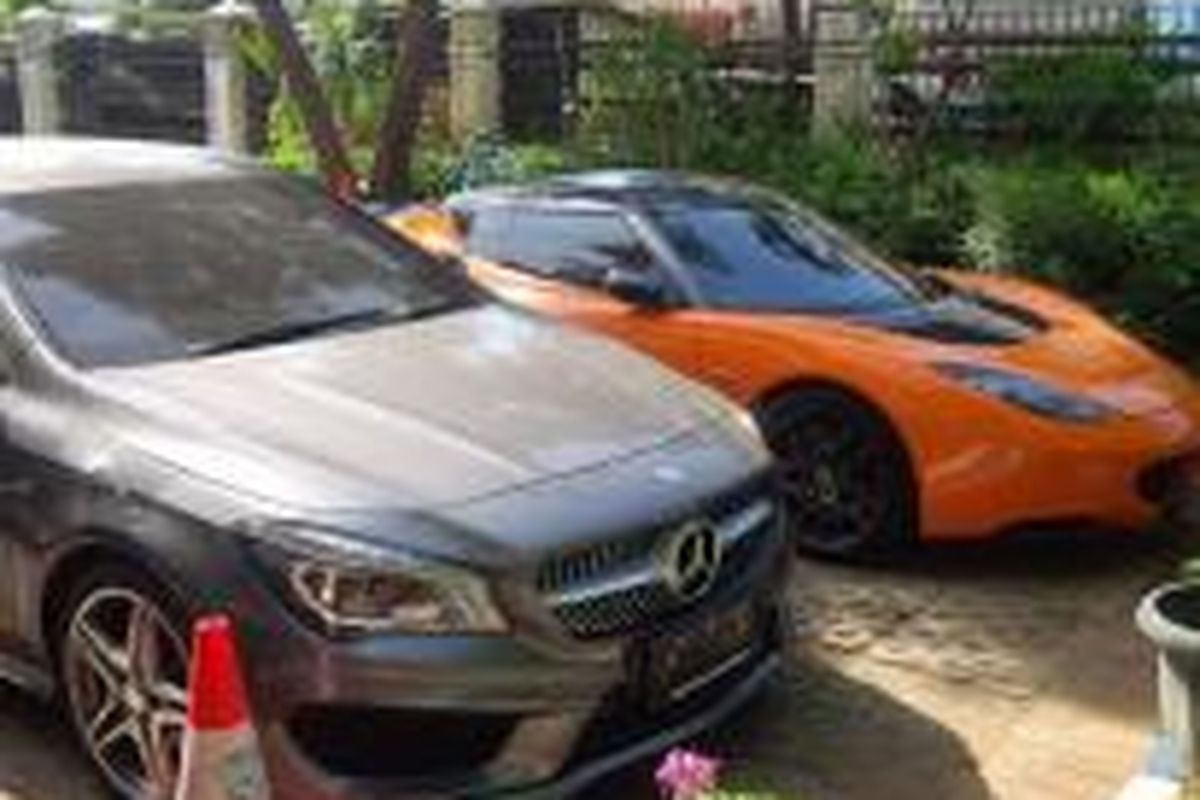 Inilah dua mobil sport mewah jenis Mercedes Benz? CLA 200 silver nopol B-306-VAN dan Lotus Evora oranye nopol B-5-YAM oleh Satuan Lalulintas Polres Metro Jakarta Utara, Rabu (27/5/2015).