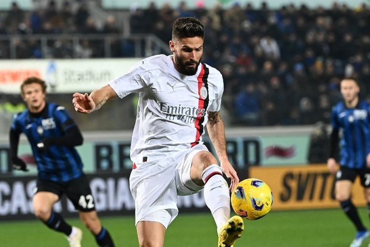 Aksi Olivier Giroud dalam laga pekan ke-15 Liga Italia 2023-2024 antara Atalanta vs Milan di Stadion Gewiss, 9 Desember 2023. (Photo by Isabella BONOTTO / AFP)