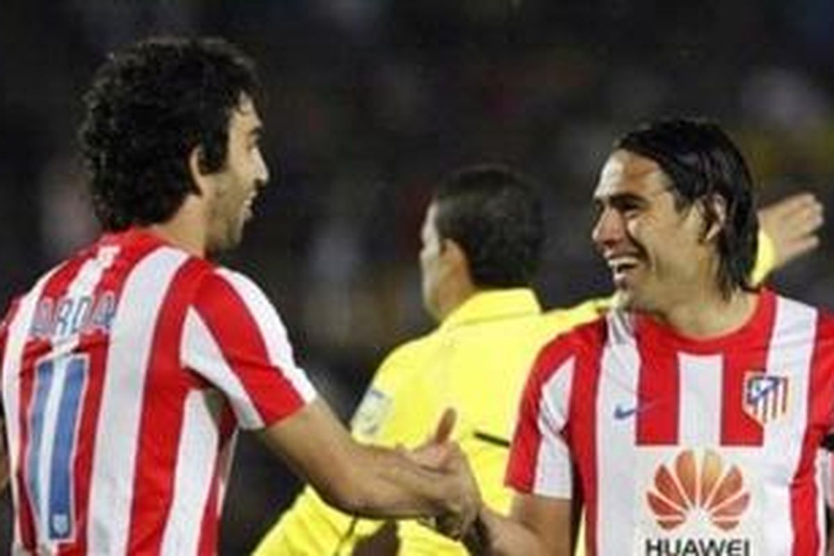 Gelandang serang Atletico Madrid, Arda Turan (kiri), dan striker Radamel Falcao (kanan).