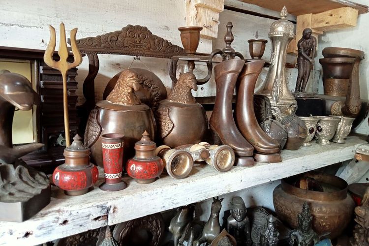 Koleksi barang antik di Jalan Surabaya.