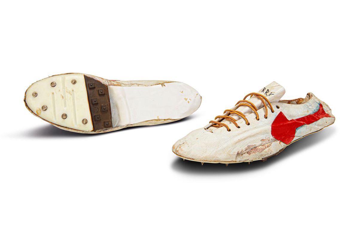 Sepatu Prototype Logo yang diberi spike di bagian outsole adalah kreasi buatan tangan dari co-founder Nike, Bill Bowerman.
