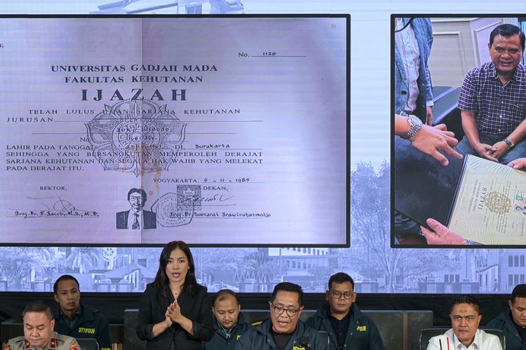 Polisi menampilkan foto dari fotokopi ijazah Jokowi (gambar besar kiri) dan foto dari ijazah asli Jokowi yang sedang dipegang (gambar kecil kanan). (Fauzan/ANTARA FOTO)
