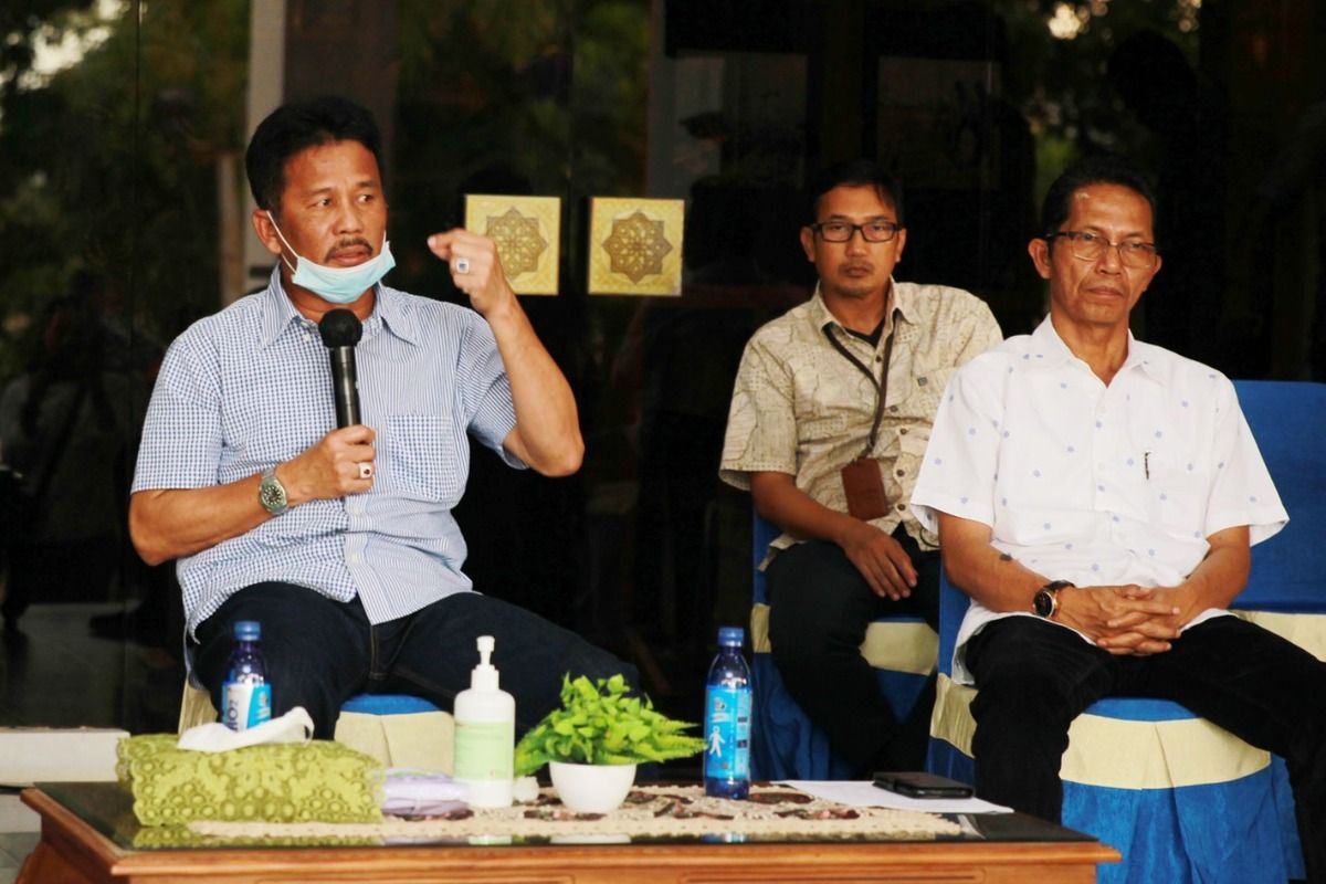 Wali Kota Batam, HM Rudi mengatakan lebih dari dua ribu warga Batam, Kepulauan Riau (Kepri) diketahui mengalami demam tinggi, batuk, mual-mual dan muntah-muntah yang identik dengan gejala awal virus corona atau covid-19.