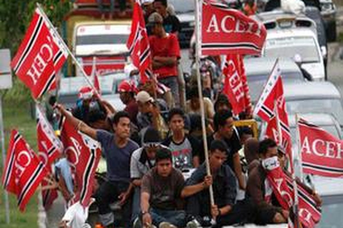 Warga dari berbagai daerah di Aceh yang ingin menyaksikan kedatangan petinggi Gerakan Aceh Merdeka (GAM), Tgk Dr Muhammad Di Tiro.