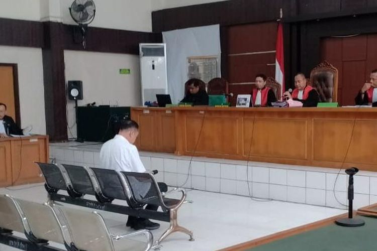 Mantan Dirut PT SMS Sarimuda saat menjalani sidang di Pengadilan Tindak Pidana Korupsi (Tipikor) Palembang, Rabu (22/5/2024). Dalam sidang tersebut, JPU KPK menuntut Sarimuda hukuman penjara selama empat tahun enam bulan.