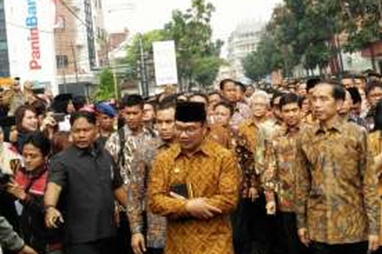 Presiden Joko Widodo bersama Wali Kota Bandung Ridwan Kamil saat hadir dalam acara peringatan Hari Kelahiran Pancasila dan Hari Pidato Bung Karno di Jalan Banceuy, Kota Bandung, Rabu (1/5/2016)
