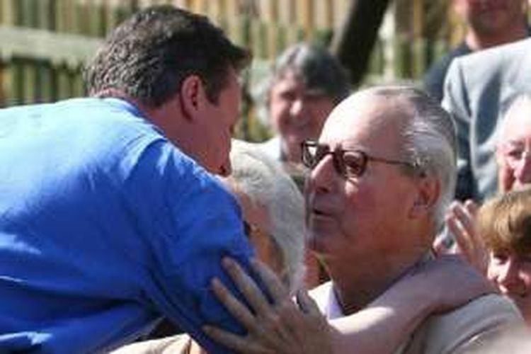 David Cameron (baju biru) menyalami ayahnya Ian Donald Cameron, saat ayahnya masih hidup. Ia telah meninggal pada September 2010