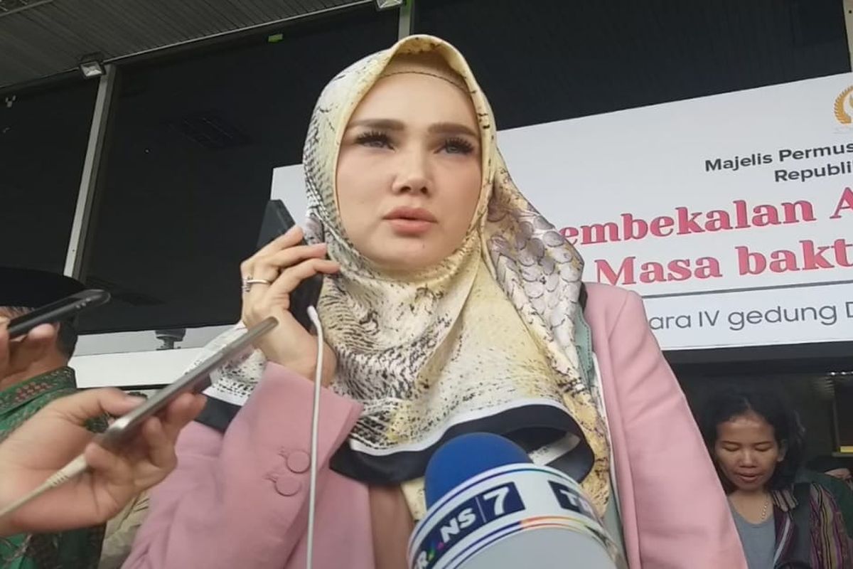 Mulan Jameela usai mengikuti pembekalan anggota MPR 2019-2024 di Gedung DPR/MPR, Minggu (29/9/2019).