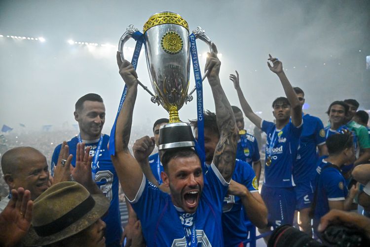 Tyronne del Pino selain berhasil membawa Persib Bandung juara, ia dinobatkan jadi pemain terbaik Liga 1 2024-2025. 