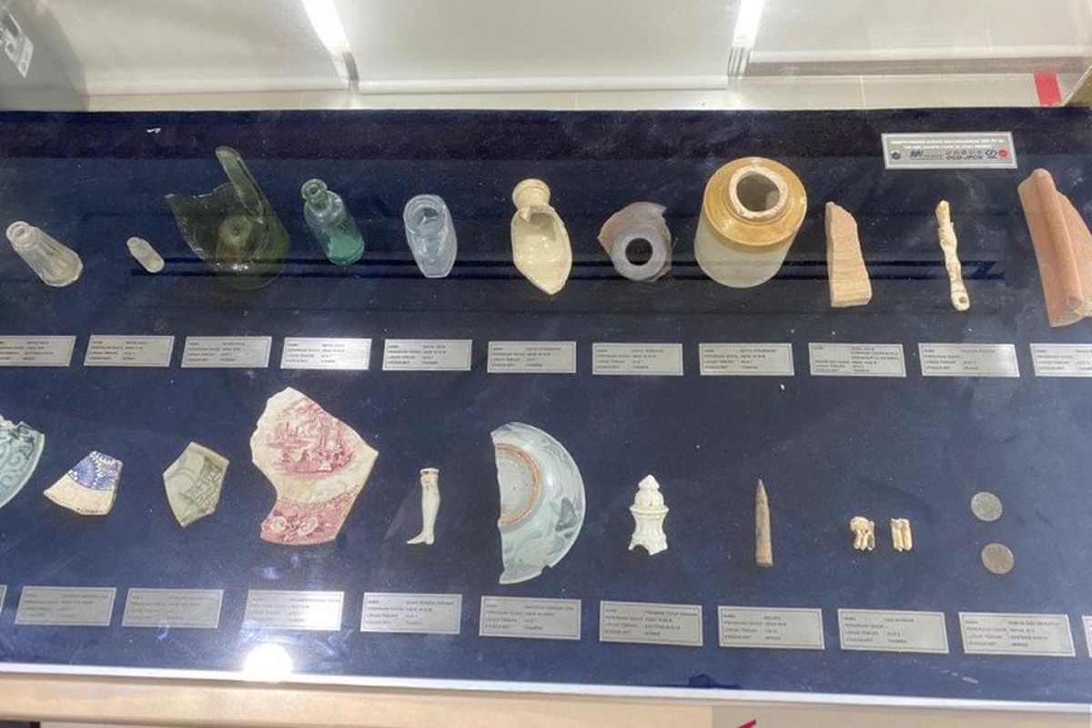 Ragam artefak atau benda bersejarah yang disimpan di ruang visitor center MRT Jakarta di Kawasan Monas, Jakarta Pusat, Kamis (27/5/2021). 