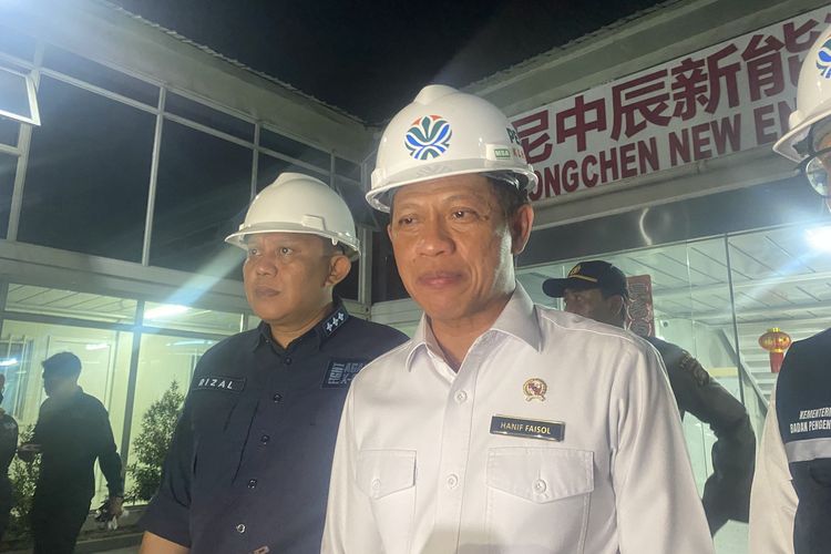 Menteri Lingkungan Hidup Faisol Nurofiq menyegel dua pabrik di Kabupaten Bekasi karena diduga berkontribusi mencemari udara pada Kamis (12/6/2025).