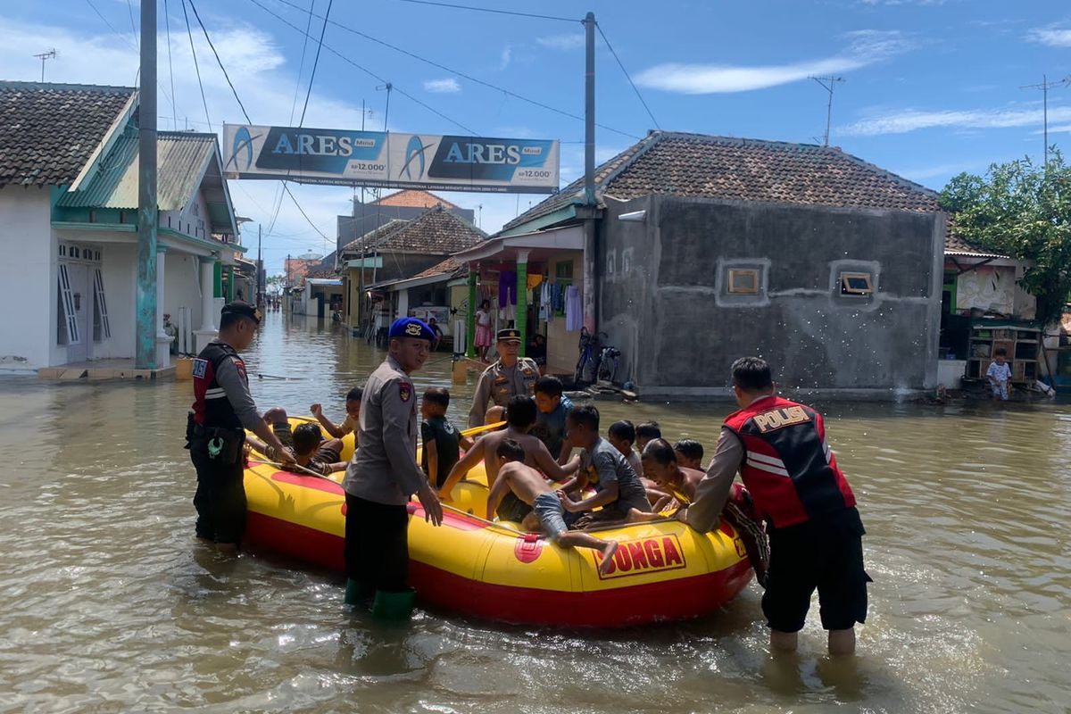 Polisi mengevakuasi warga Kalibuntu dengan perahu karet.