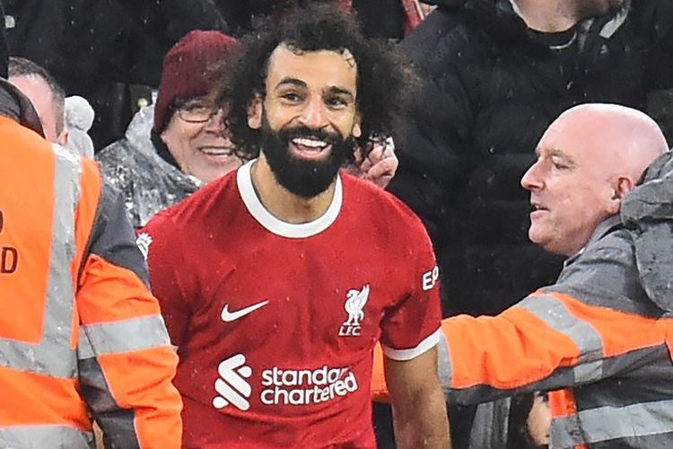 Mohamed Salah menyamakan torehan gol Erling Haaland di puncak daftar top skor Premier League setelah Liverpool mengalahkan Newcastle United 4-2 pada laga lanjutan Liga Inggris, Selasa (2/1/2024) dini hari WIB.