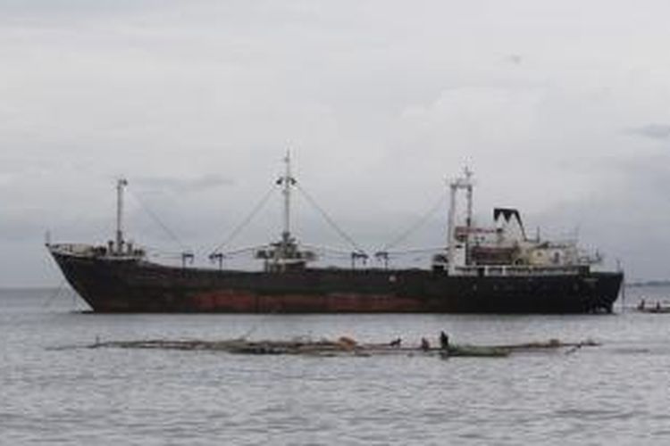 Salah satu kapal penangkap ikan Eropa. Greenpeace mengecam penangkapan ikan secara besar-besaran oleh kapal-kapal Eropa.