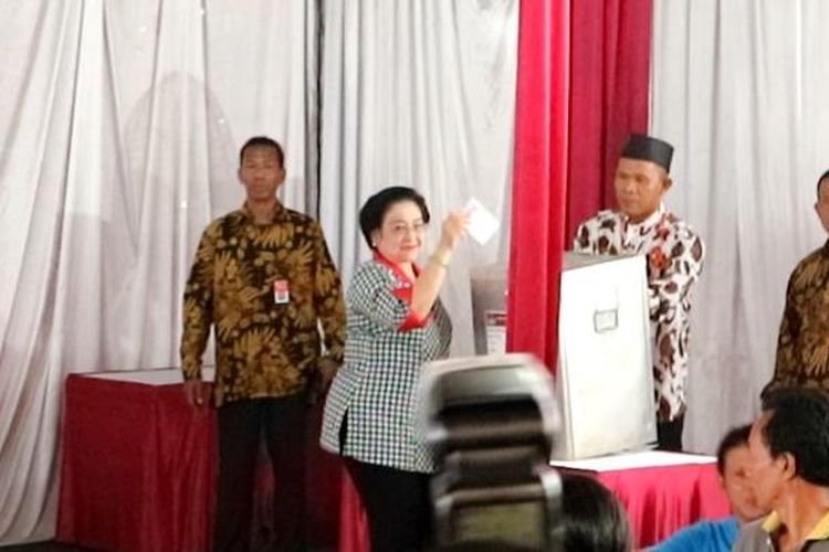 Ketua Umum PDI-P Megawati Soekarnoputri dan Keluarga mencoblos di TPS 027 Kebagusan, Jakarta Selatan, Rabu (15/2/2017).