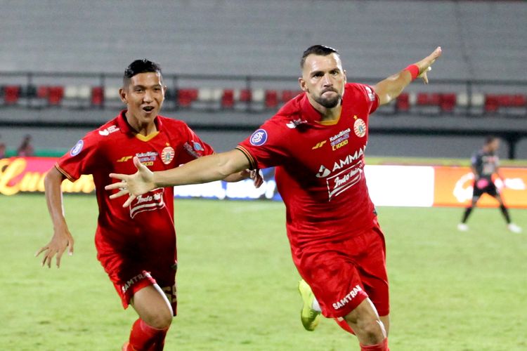 Gaya selebrasi Pemain Persija Jakarta, Marko Simic (kanan), seusai menjebol gawang lawan dalam laga Liga 1. Terkini, Simic memenangi gugatan ke FIFA atas kasus tunggakan gaji di Persija Jakarta. Kubu Persija pun wajib membayar Rp 7 milar kepada Simic.