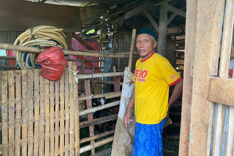 Ahmad Johari (58), pemilik ternak kambing di daerah Cipayung, Depok.