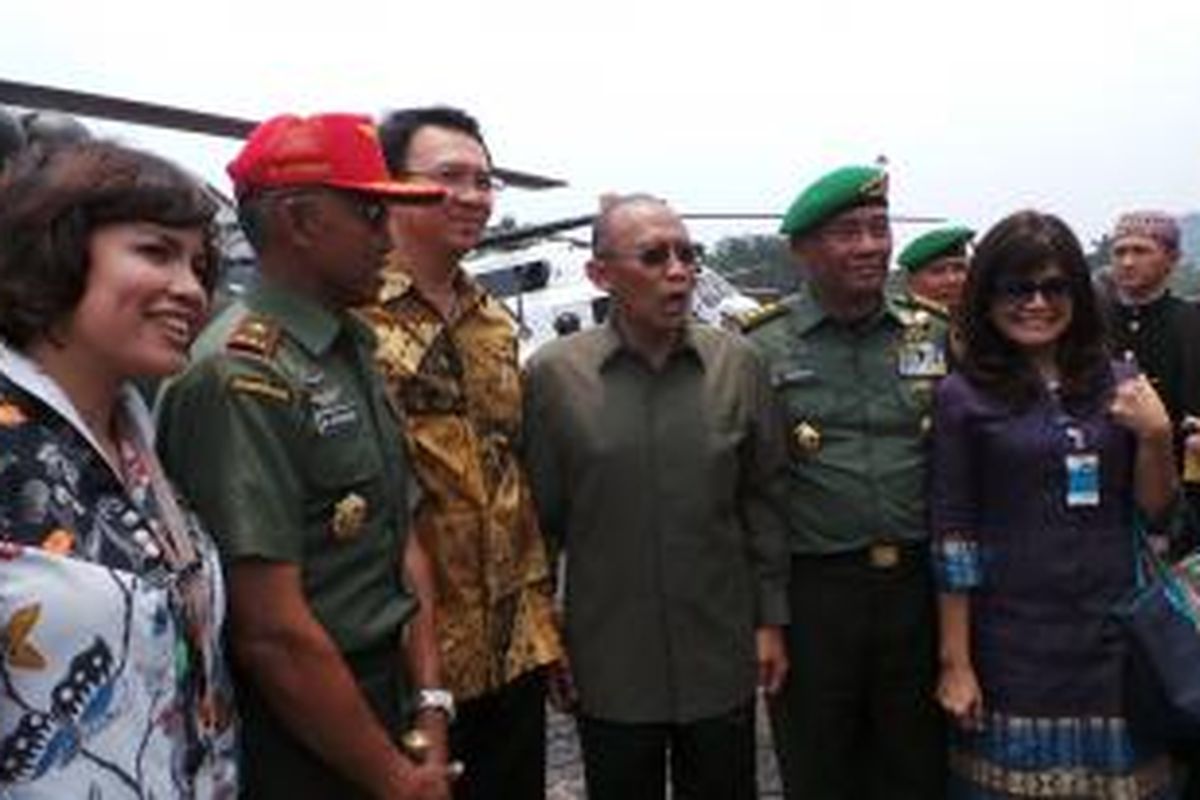 Wakil Gubernur DKI Jakarta Basuki Tjahaja Purnama (menggunakan batik) bersama mantan KSAD Jenderal Purn. Pramono Edhie Wibowo, di Monas, Jakarta, Jumat (4/10/2013).