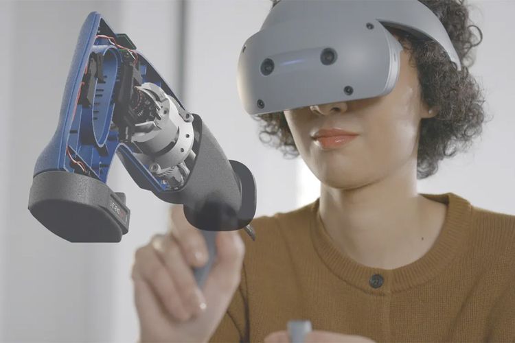 Ilustrasi perncangan produk secara virtual dengan headset mixed reality Sony dan Siemens
