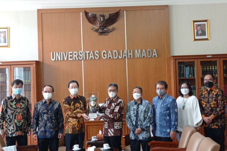 Hino Indonesia menyerahkan satu unit Dutro ke pihak Universitas Gadjah Mada sebagai alat praktik untuk mengembangkan dunia pendidikan pada sektor otomotif.