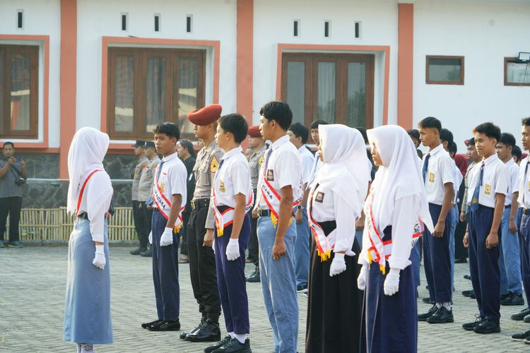 Perdana, Taruna Akpol Gembleng Mental dan Disiplin Siswa Sekolah Rakyat di Ponorogo