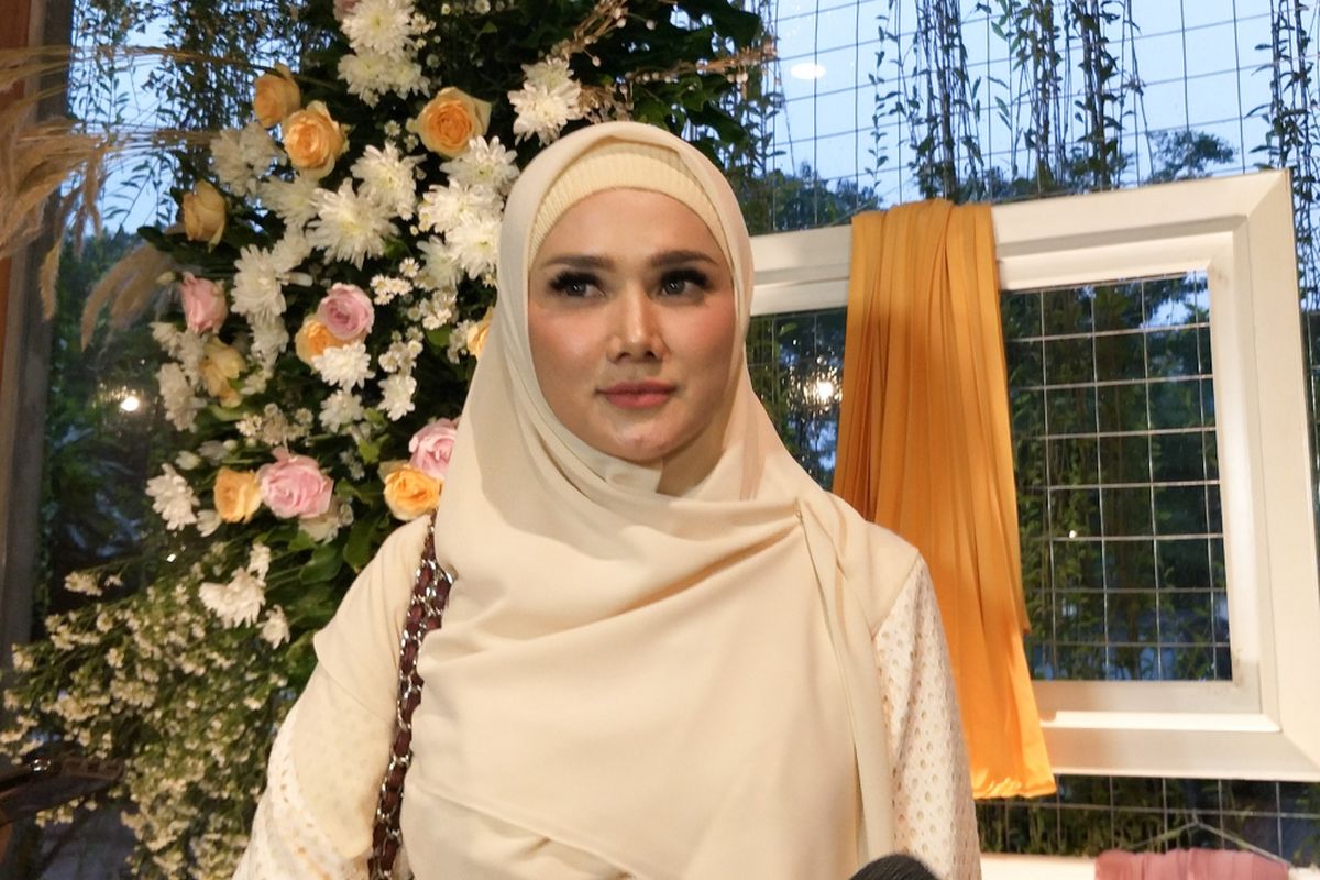 Penyanyi Mulan Jameela saat ditemui di peluncuran IM Syari x Dhini Aminarti di Hotel Aviary, Tangerang Selatan, Selasa (22/1/2019).