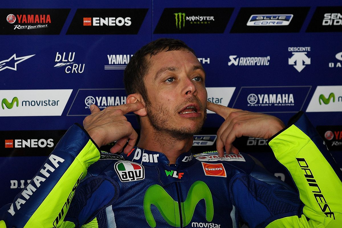 Pebalap Yamaha asal Italia, Valentino Rossi, dalam garasi timnya pada hari pertama tes pramusim MotoGP 2017 di Sirkuit Internasional Sepang, Malaysia, Senin (30/1/2017). Tes pramusim berlangsung selama tiga hari, mulai dari 30 Januari - 1 Februari.