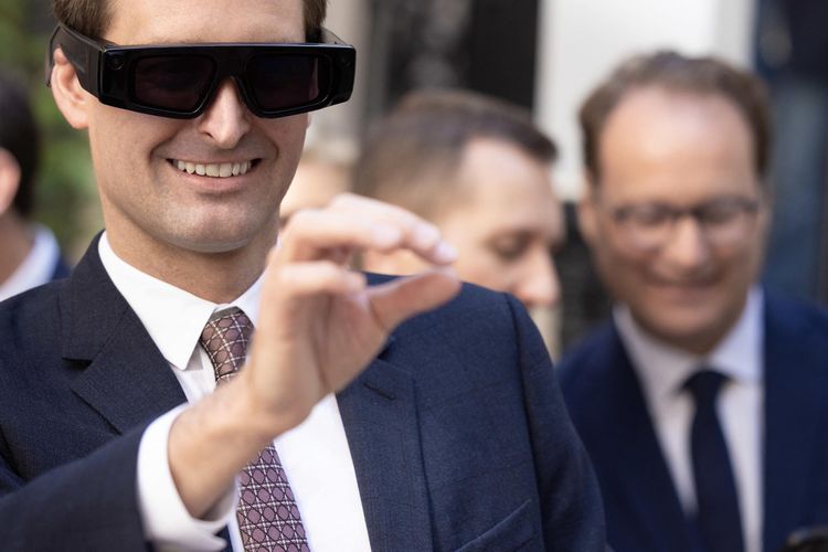 CEO Snapchat Evan Spiegel mengenakan kacamata Spectacle Augmented Reality saat peresmian kantor pusat grup tersebut di Paris pada 19 Mei 2025