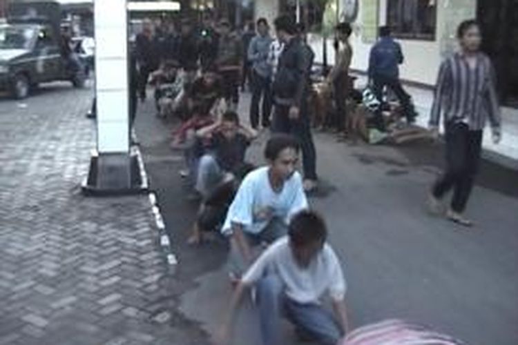 Puluhan anggota geng motor yang didominasi remaja berhasil dibekuk aparat kepolisian resor (Polres) Gowa, Sulawesi Selatan setelah melakukan penyerangan terhadap sebuah minimarket. Senin, (24/11/2014).