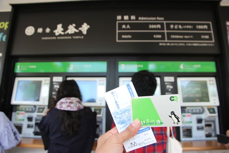 Suica (kini hanya tersedia Welcome Suica), salah satu IC Card yang dapat digunakan turis untuk naik kereta di Jepang.