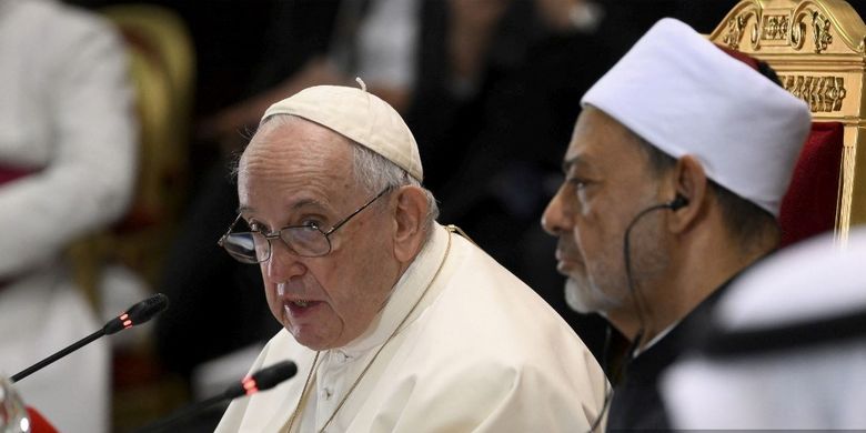 Paus Fransiskus (kiri) berdampingan dengan Imam Besar Masjid Al-Azhar, Sheikh Ahmed Al-Tayeb saat bertemu dengan jamaah Muslim Council of Elders, di Sakhir Royal Palace, Bahrain', 4 November 2022.
